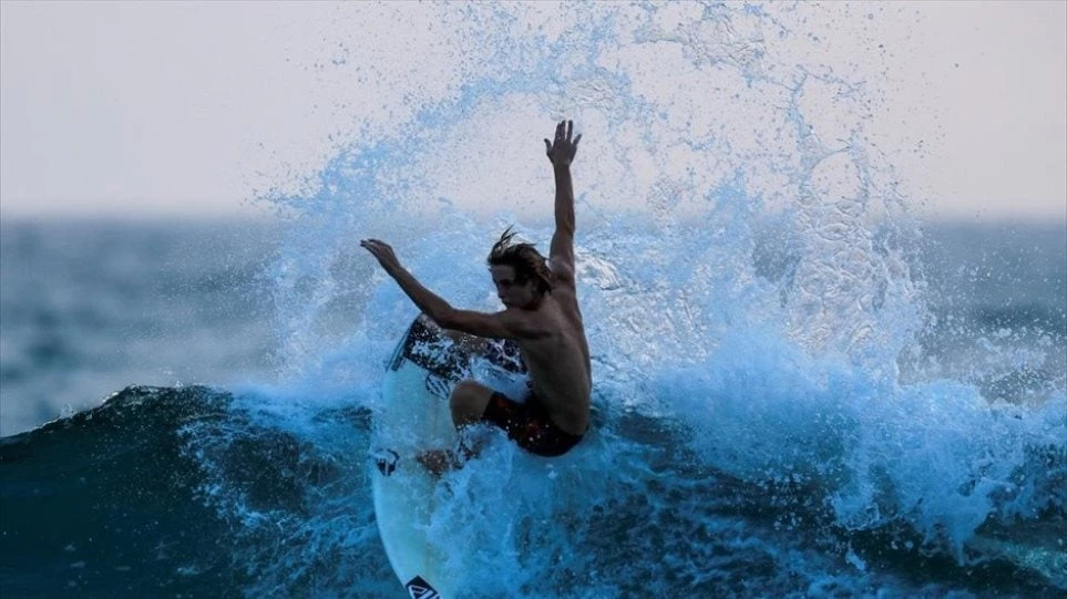 ΗΠΑ- Καλιφόρνια: Σέρφερ κάνει «δύσκολη» τη ζωή ενός… δισεκατομμυριούχου